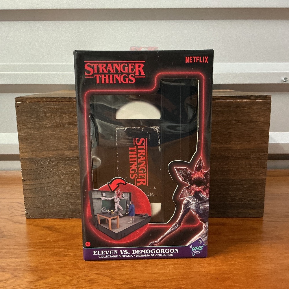 Netflix VHS Stars Stranger Things Eleven Vs. Demogorgon Diorama H5